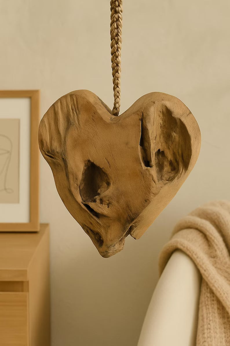 Rustikales Teakholz Herz zum Aufhängen | Naturdeko Holzherz | Handgefertigte Wanddeko | Boho Wohnaccessoire Unikat