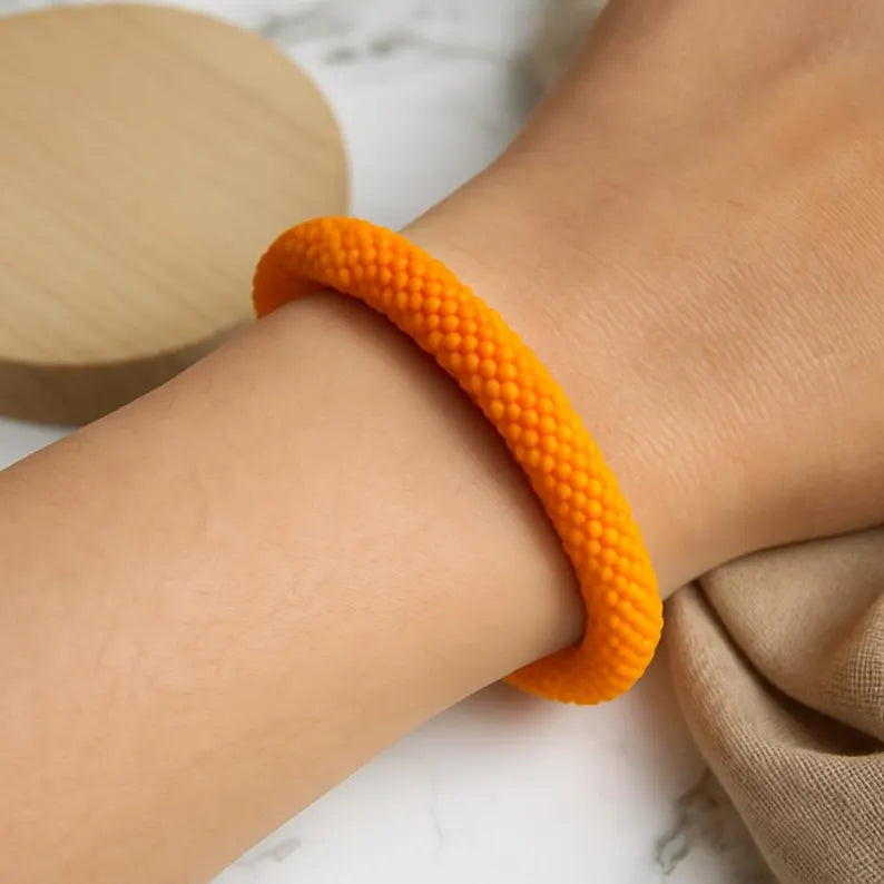 Handgefertigtes Armband aus orangefarbenen Glasperlen – Peyote-Technik – Sommerschmuck – Statement-Armband – Seabead-Handarbeit