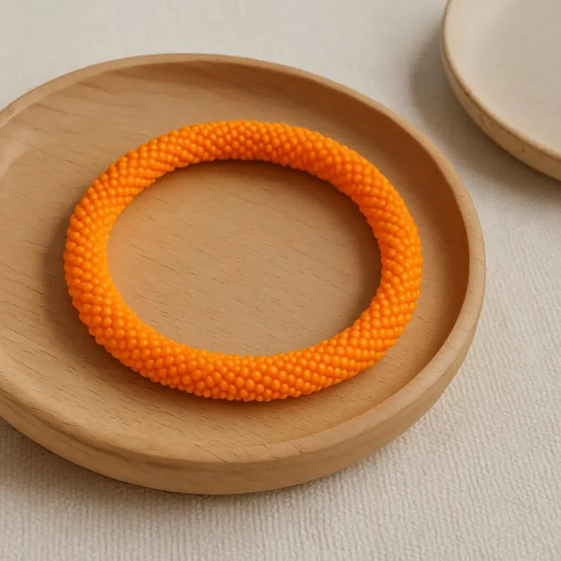 Handgefertigtes Armband aus orangefarbenen Glasperlen – Peyote-Technik – Sommerschmuck – Statement-Armband – Seabead-Handarbeit