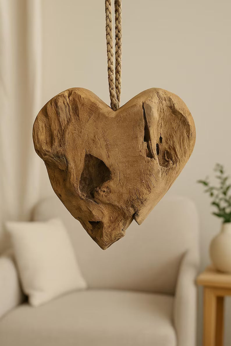 Rustikales Teakholz Herz zum Aufhängen | Naturdeko Holzherz | Handgefertigte Wanddeko | Boho Wohnaccessoire Unikat