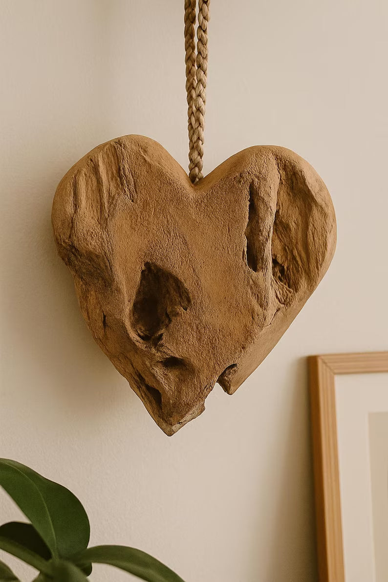 Rustikales Teakholz Herz zum Aufhängen | Naturdeko Holzherz | Handgefertigte Wanddeko | Boho Wohnaccessoire Unikat