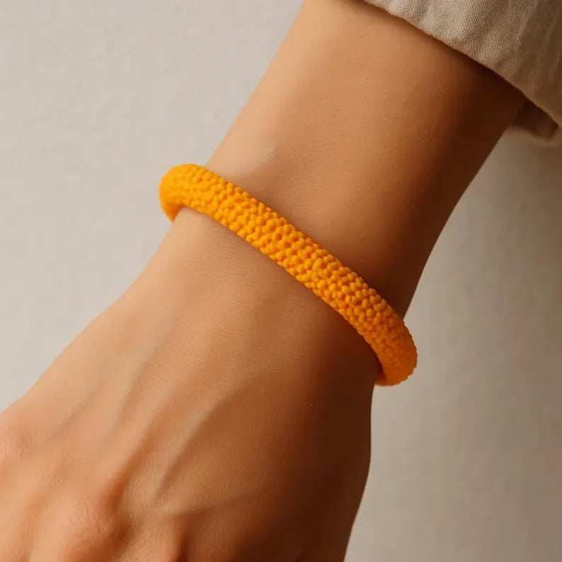 Handgefertigtes Armband aus orangefarbenen Glasperlen – Peyote-Technik – Sommerschmuck – Statement-Armband – Seabead-Handarbeit