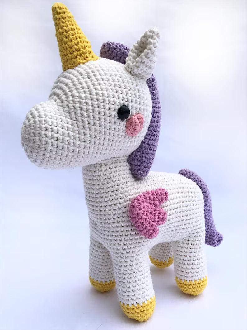 Amigurumi Einhorn „Yuni“ – Handgehäkeltes Stofftier aus Bio-Baumwolle, weich, bunt, maschinenwaschbar, einzigartiges Kuscheltier Geschenk
