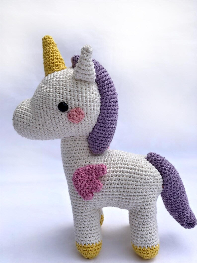 Amigurumi Einhorn „Yuni“ – Handgehäkeltes Stofftier aus Bio-Baumwolle, weich, bunt, maschinenwaschbar, einzigartiges Kuscheltier Geschenk