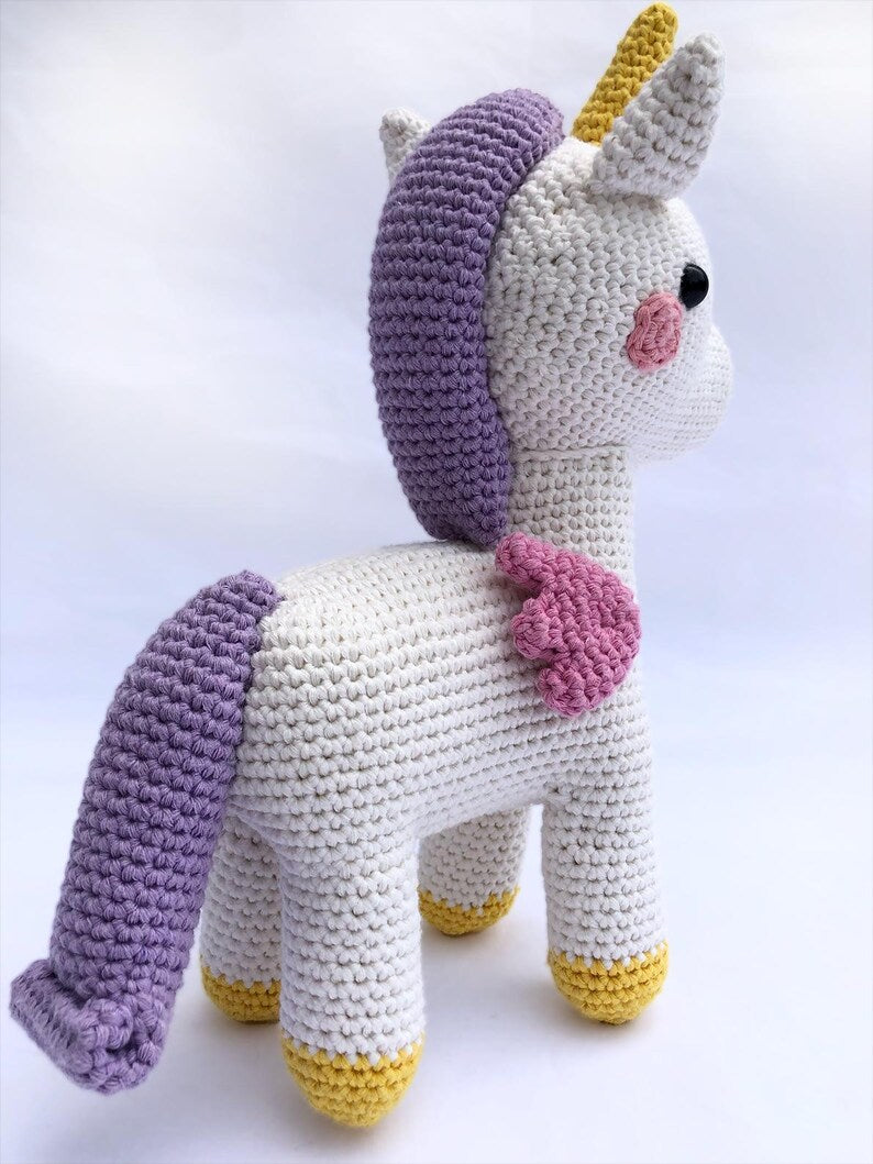 Amigurumi Einhorn „Yuni“ – Handgehäkeltes Stofftier aus Bio-Baumwolle, weich, bunt, maschinenwaschbar, einzigartiges Kuscheltier Geschenk