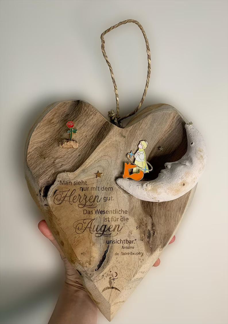 Teak Holz Herz „Der kleine Prinz“ mit Gravur, 30cm Unikat, Mond-Detail und Figuren, Wand- oder Standdeko, Gravur, Geschenkidee, Handmade