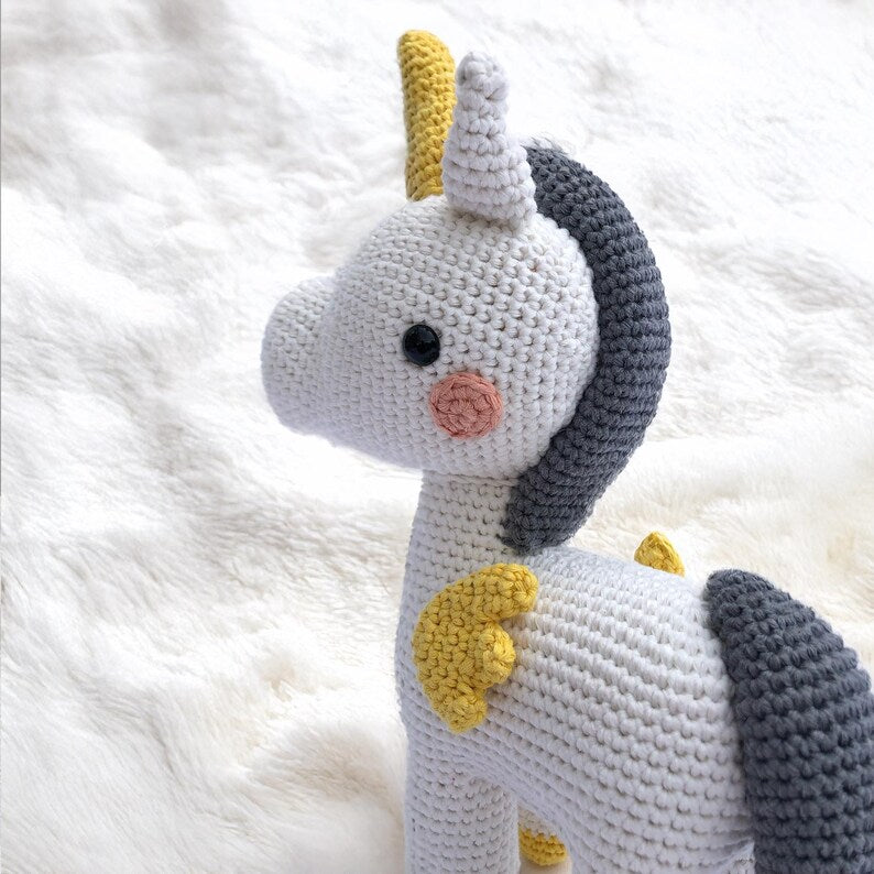 Amigurumi Einhorn „Yuni“ – Handgehäkelt aus Bio-Baumwolle, 26 cm hoch, graue Mähne, gelbe Details, Kuscheltier, Unikat, maschinenwaschbar