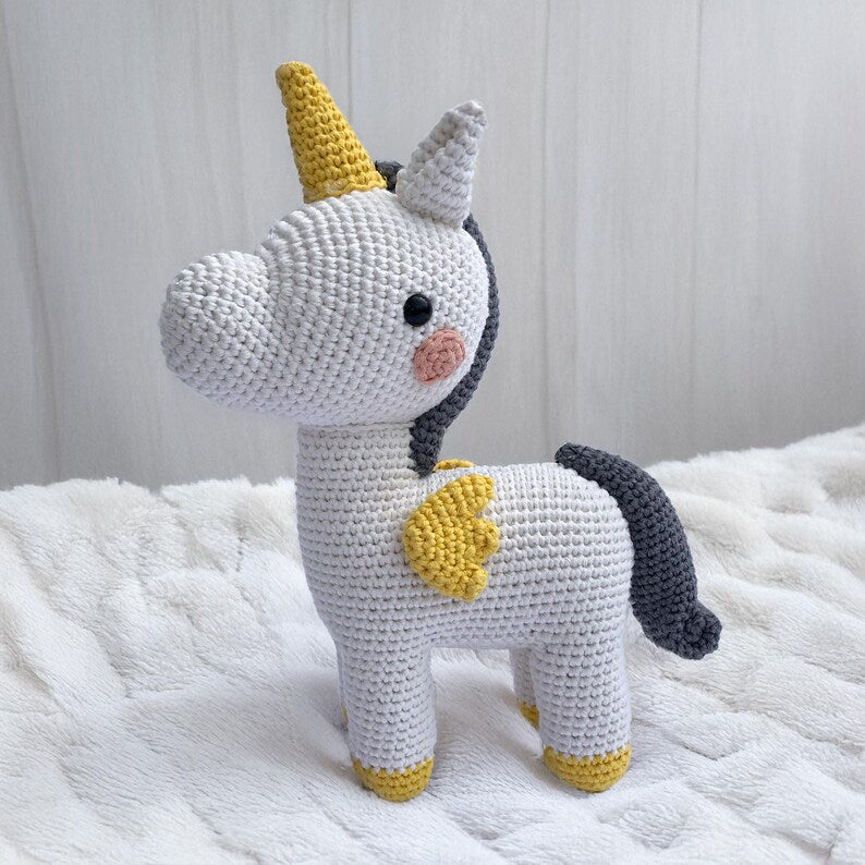 Amigurumi Einhorn „Yuni“ – Handgehäkelt aus Bio-Baumwolle, 26 cm hoch, graue Mähne, gelbe Details, Kuscheltier, Unikat, maschinenwaschbar