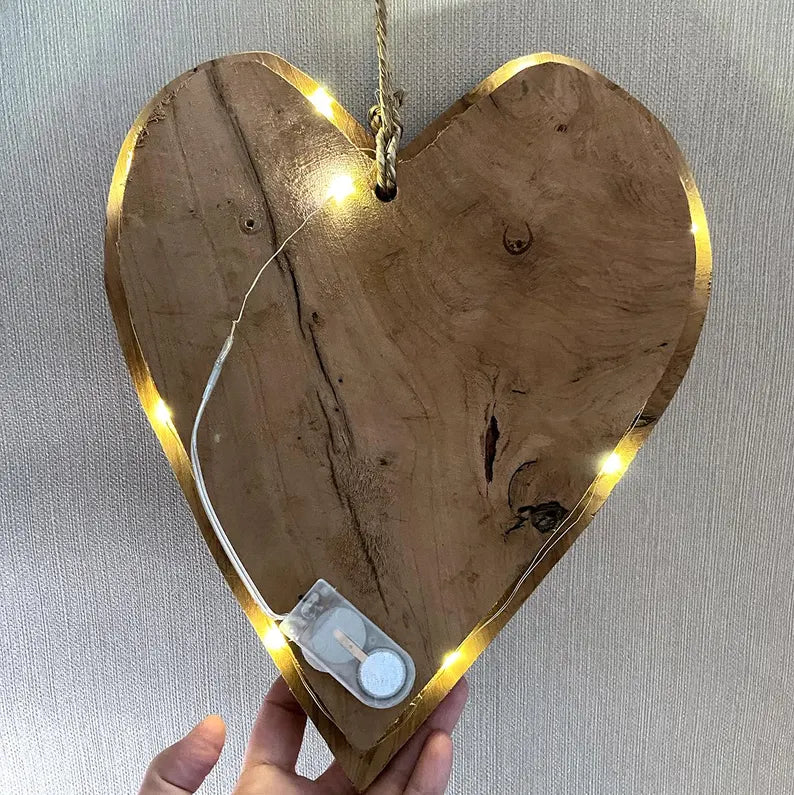 Herzdeko aus Teakholz mit handgefertigtem Leuchtturm & Vogelhaus – LED-Wanddeko maritim – Unikat Geschenk