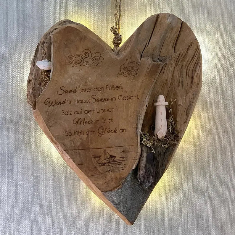 Herzdeko aus Teakholz mit handgefertigtem Leuchtturm & Vogelhaus – LED-Wanddeko maritim – Unikat Geschenk