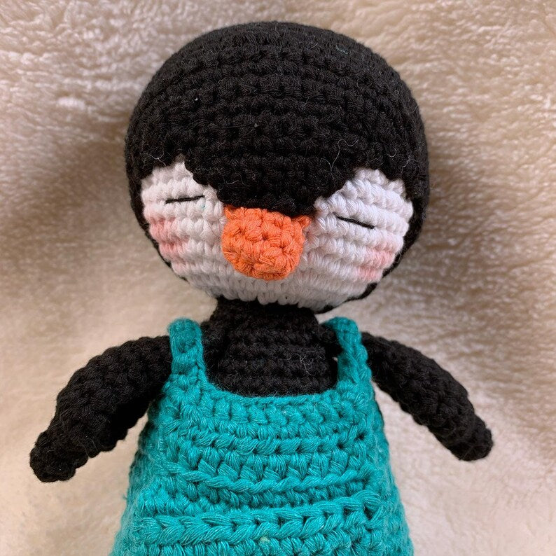 Handgemachter Amigurumi Pinguin – Bio-Baumwolle – Kuscheltier – Geschenkidee - maschinenwaschbar, Unikat