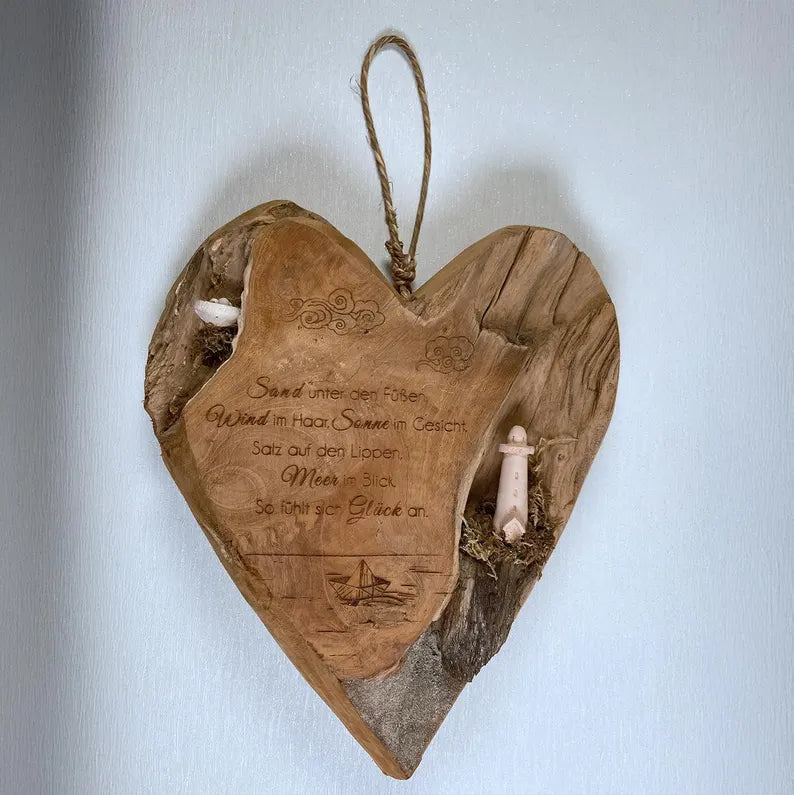 Herzdeko aus Teakholz mit handgefertigtem Leuchtturm & Vogelhaus – LED-Wanddeko maritim – Unikat Geschenk