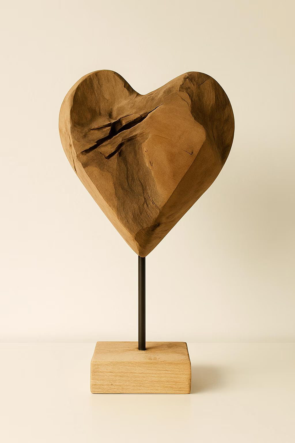 Teakholzherz auf Ständer | Handgefertigte Holzskulptur | Rustikale Naturdekoration | Einzigartiges Holzherz | Boho-Wohnaccessoire