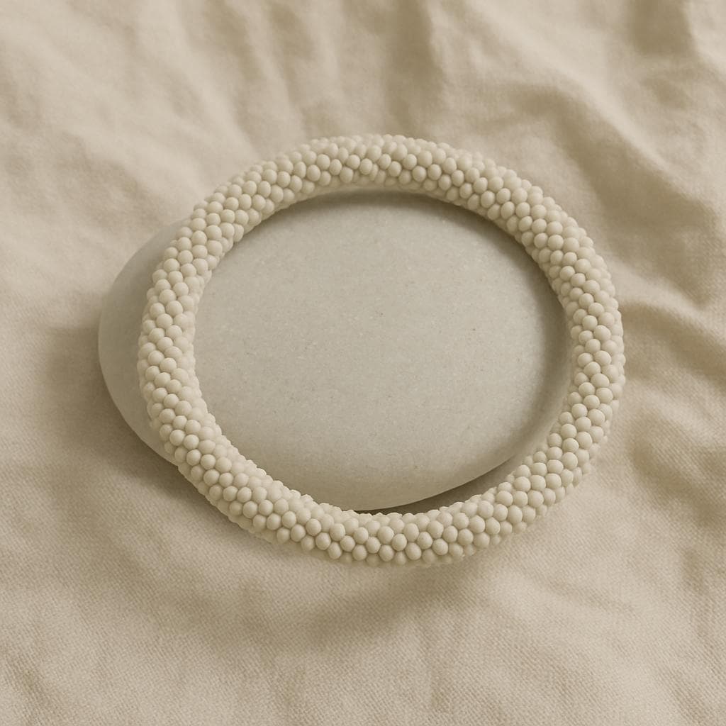 Handgefertigtes hellgraues Glasperlen-Armband | Zeitloses Schmuckstück aus Seedbeads | Minimalistisches Accessoire | Geschenkidee