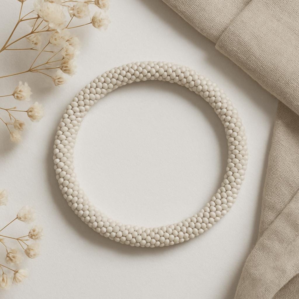 Handgefertigtes hellgraues Glasperlen-Armband | Zeitloses Schmuckstück aus Seedbeads | Minimalistisches Accessoire | Geschenkidee