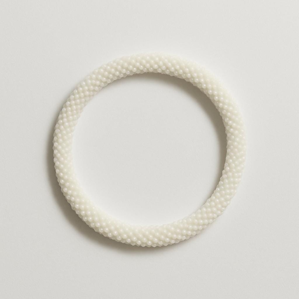 Handgefertigtes Glasperlenarmband in sanftem Cremeweiß – Elegant und zeitlos