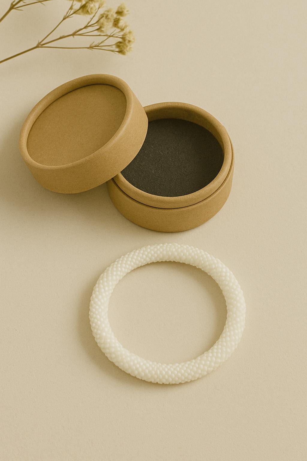 Handgefertigtes Glasperlenarmband in sanftem Cremeweiß – Elegant und zeitlos