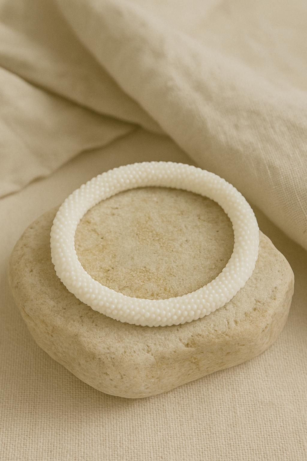 Handgefertigtes Glasperlenarmband in sanftem Cremeweiß – Elegant und zeitlos