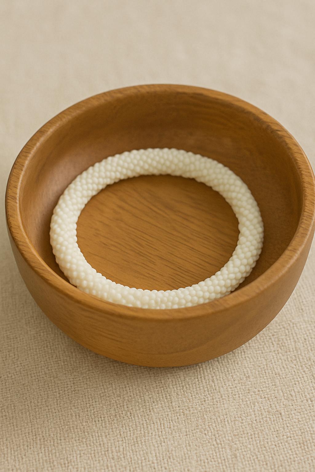 Handgefertigtes Glasperlenarmband in sanftem Cremeweiß – Elegant und zeitlos