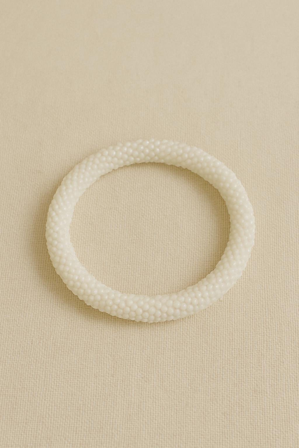 Handgefertigtes Glasperlenarmband in sanftem Cremeweiß – Elegant und zeitlos