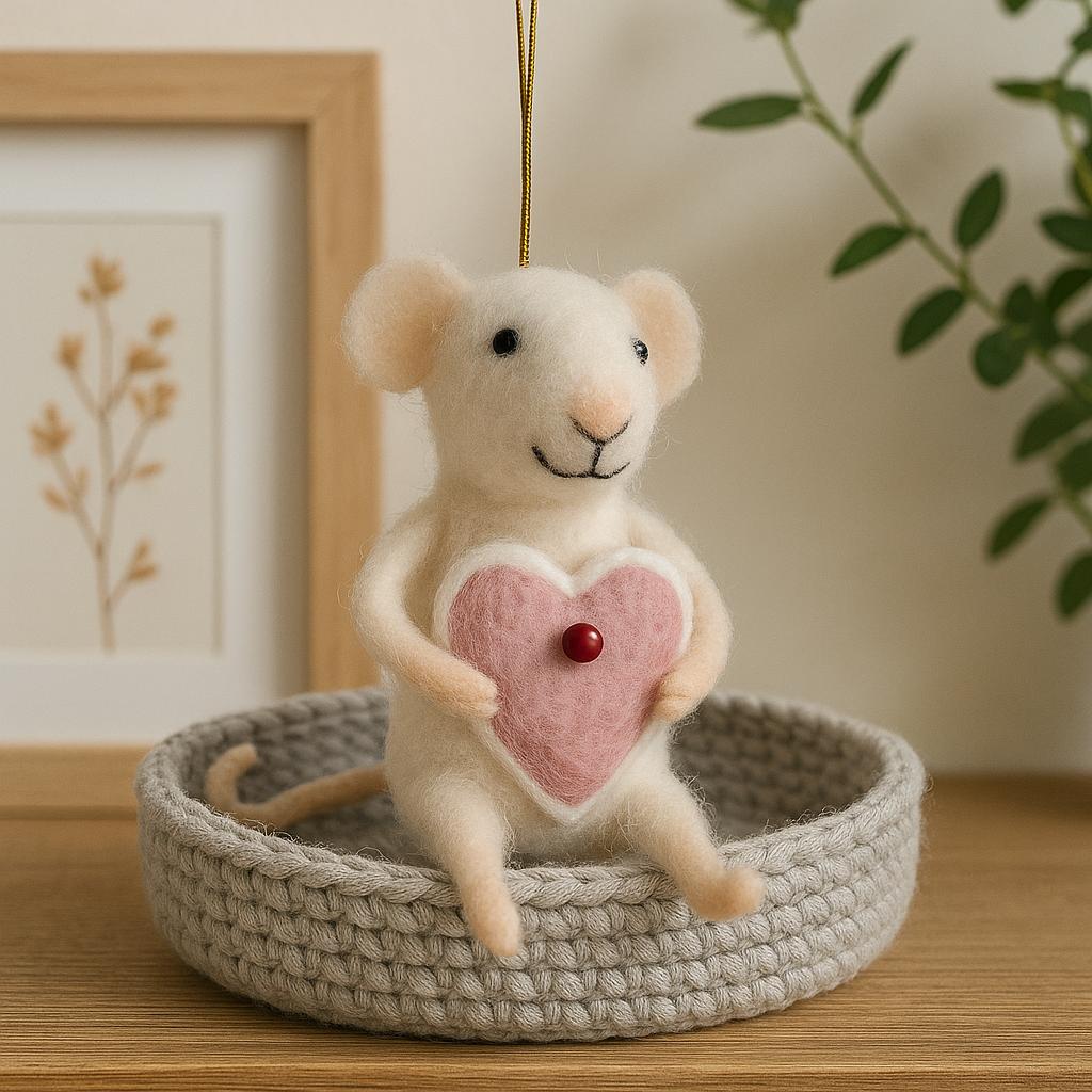Handgemachte Filzmaus mit Herz | Liebevolles Ornament | Weihnachtsdeko | Unikat | Geschenkidee | Herzdekoration