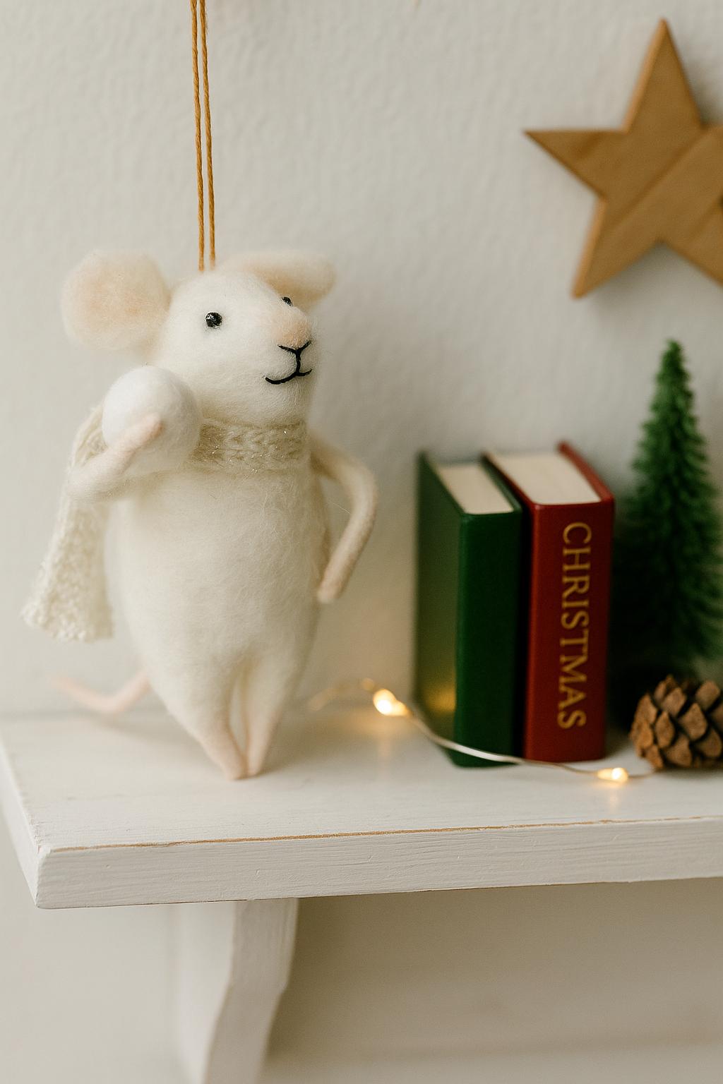 Filzmaus mit Schneeball – handgemachter Weihnachtsanhänger – Winterdeko aus Wolle – niedliche Dekofigur mit Schal–Weihnachtsmaus–Winterfigur