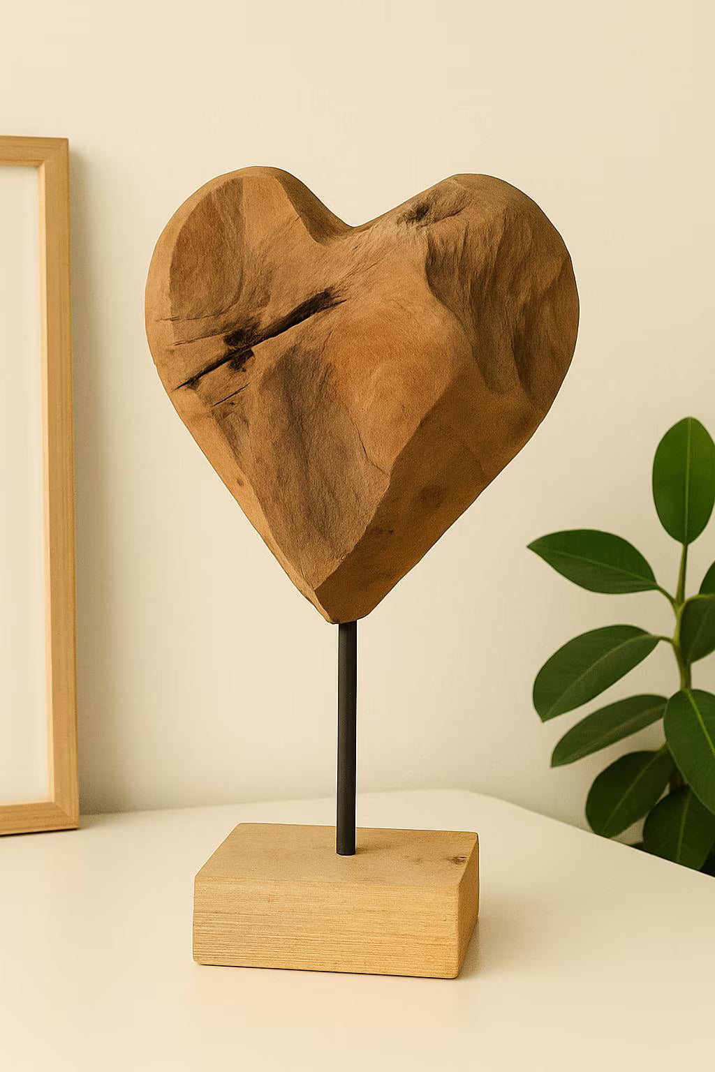 Teakholzherz auf Ständer | Handgefertigte Holzskulptur | Rustikale Naturdekoration | Einzigartiges Holzherz | Boho-Wohnaccessoire