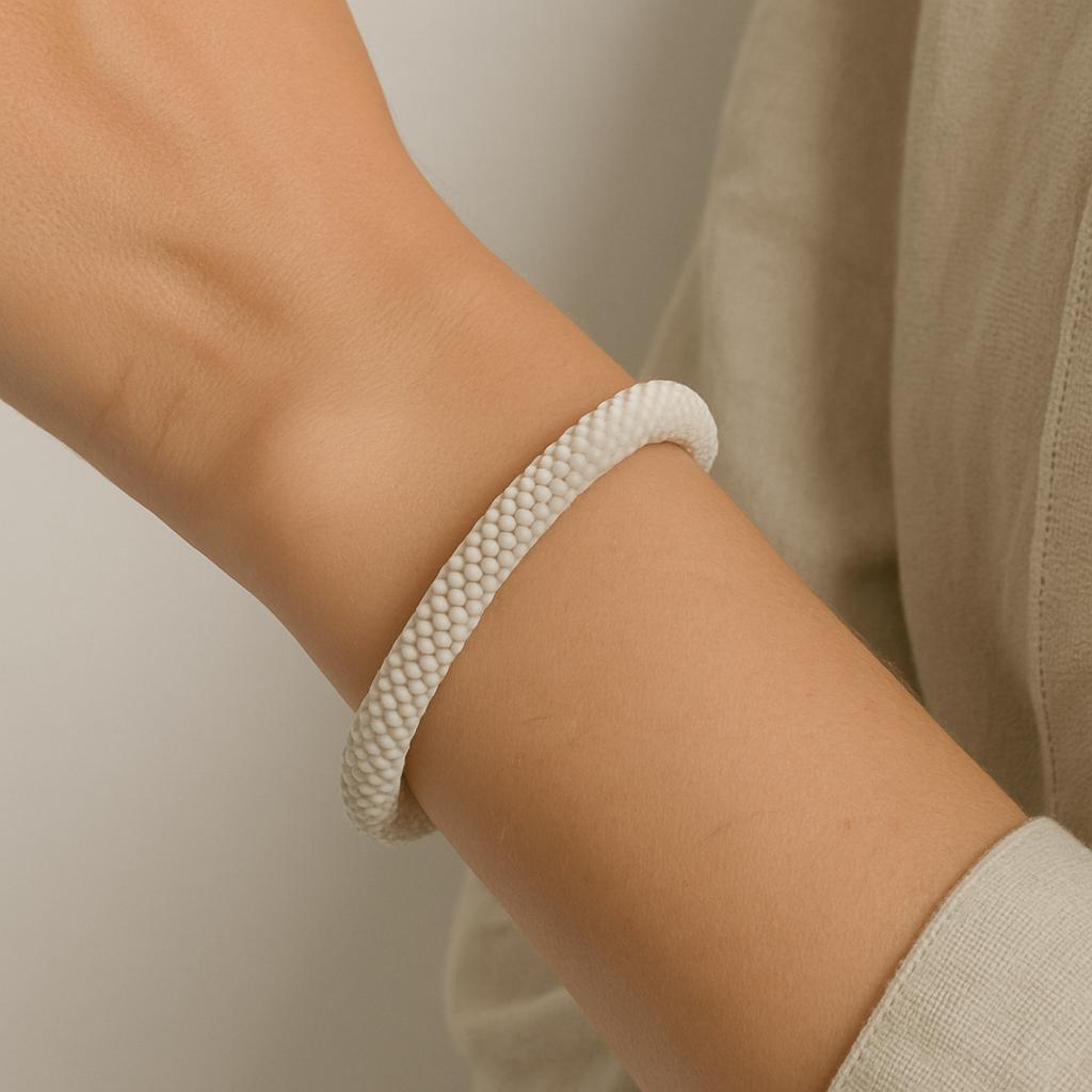 Handgefertigtes hellgraues Glasperlen-Armband | Zeitloses Schmuckstück aus Seedbeads | Minimalistisches Accessoire | Geschenkidee