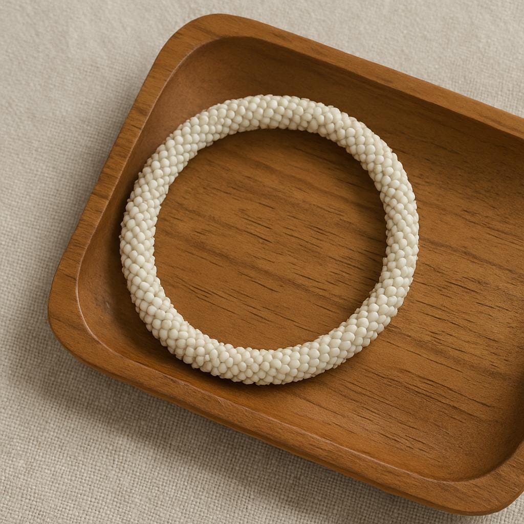 Handgefertigtes hellgraues Glasperlen-Armband | Zeitloses Schmuckstück aus Seedbeads | Minimalistisches Accessoire | Geschenkidee