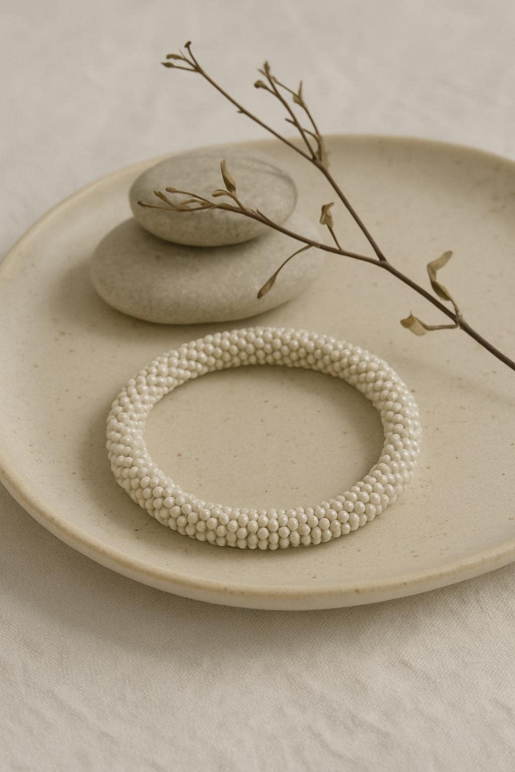 Handgefertigtes hellgraues Glasperlen-Armband | Zeitloses Schmuckstück aus Seedbeads | Minimalistisches Accessoire | Geschenkidee