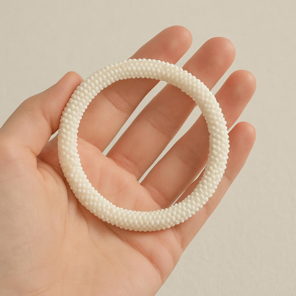 Handgefertigtes Glasperlenarmband in sanftem Cremeweiß – Elegant und zeitlos