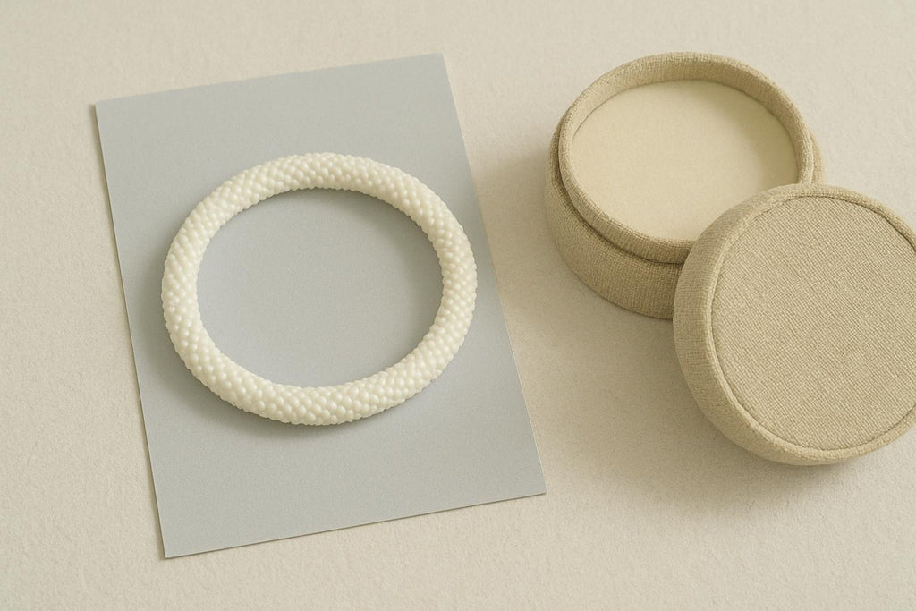 Handgefertigtes Glasperlenarmband in sanftem Cremeweiß – Elegant und zeitlos