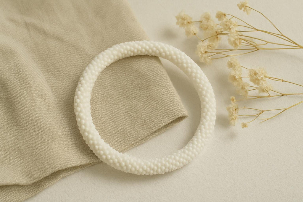 Handgefertigtes Glasperlenarmband in sanftem Cremeweiß – Elegant und zeitlos