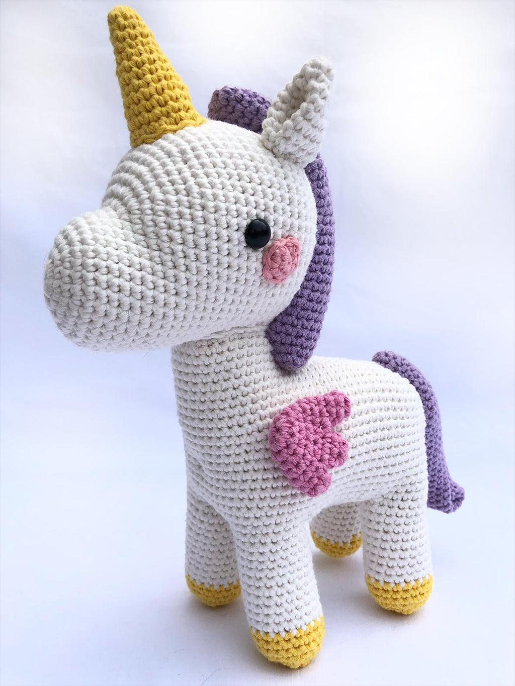 Amigurumi Einhorn „Yuni“ – Handgehäkeltes Stofftier aus Bio-Baumwolle, weich, bunt, maschinenwaschbar, einzigartiges Kuscheltier Geschenk