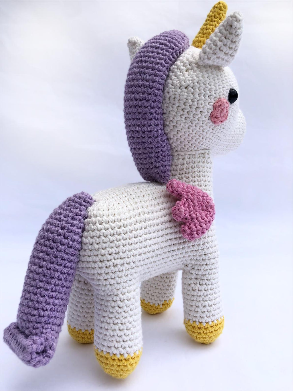 Amigurumi Einhorn „Yuni“ – Handgehäkeltes Stofftier aus Bio-Baumwolle, weich, bunt, maschinenwaschbar, einzigartiges Kuscheltier Geschenk