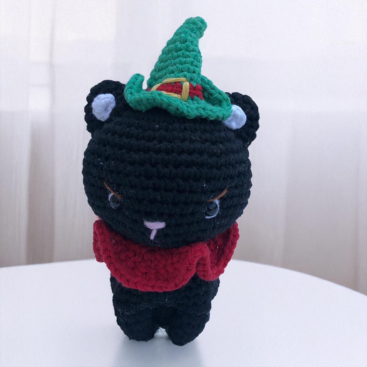 Witchy Amigurumi Katze Schwarz mit Hexenhut, Handgehäkelt aus Bio-Baumwolle, Unikat Stofftier, Geschenkidee, ca. 14 cm, Waschbar