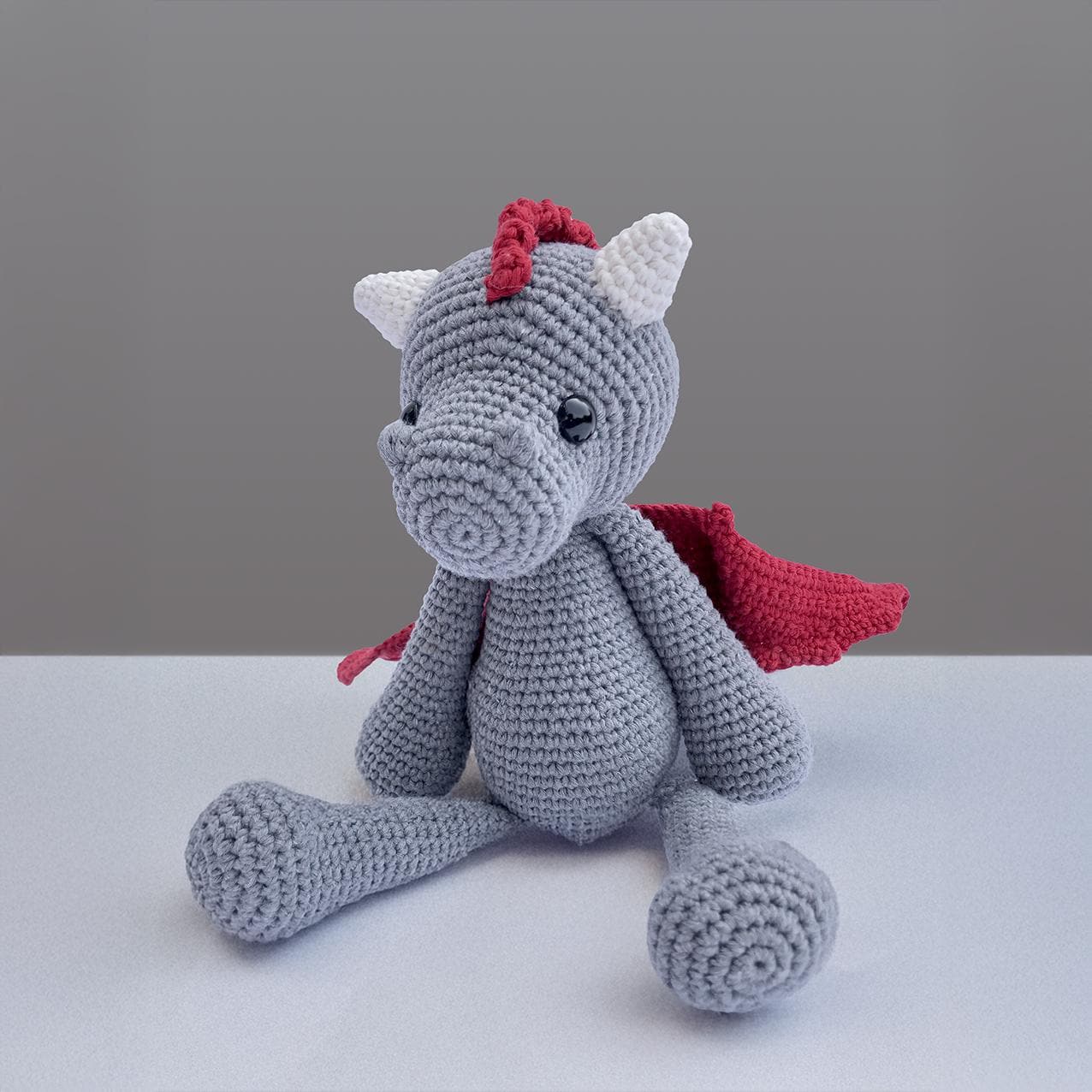 Handgemachter Drache „Galahad“ aus Bio-Baumwolle, gehäkelt in Amigurumi-Kunst, 28cm, kuscheliges Stofftier, Geschenkidee, Unikat
