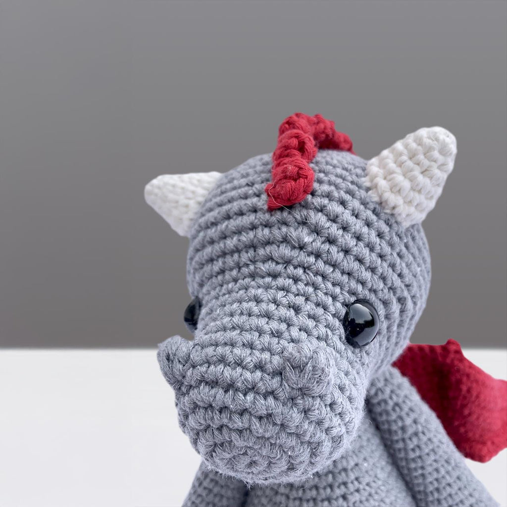 Handgemachter Drache „Galahad“ aus Bio-Baumwolle, gehäkelt in Amigurumi-Kunst, 28cm, kuscheliges Stofftier, Geschenkidee, Unikat