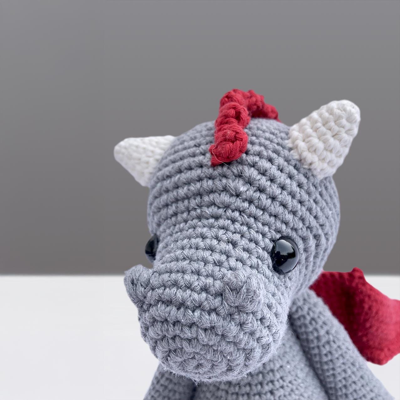 Handgemachter Drache „Galahad“ aus Bio-Baumwolle, gehäkelt in Amigurumi-Kunst, 28cm, kuscheliges Stofftier, Geschenkidee, Unikat