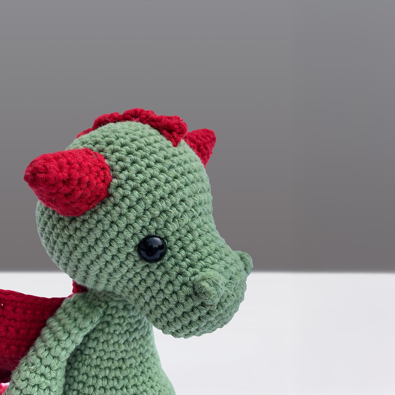 Handgemachter Drache „Galahad“ aus Bio-Baumwolle, gehäkelt in Amigurumi-Kunst, 28cm, kuscheliges Stofftier, Geschenkidee, Unikat
