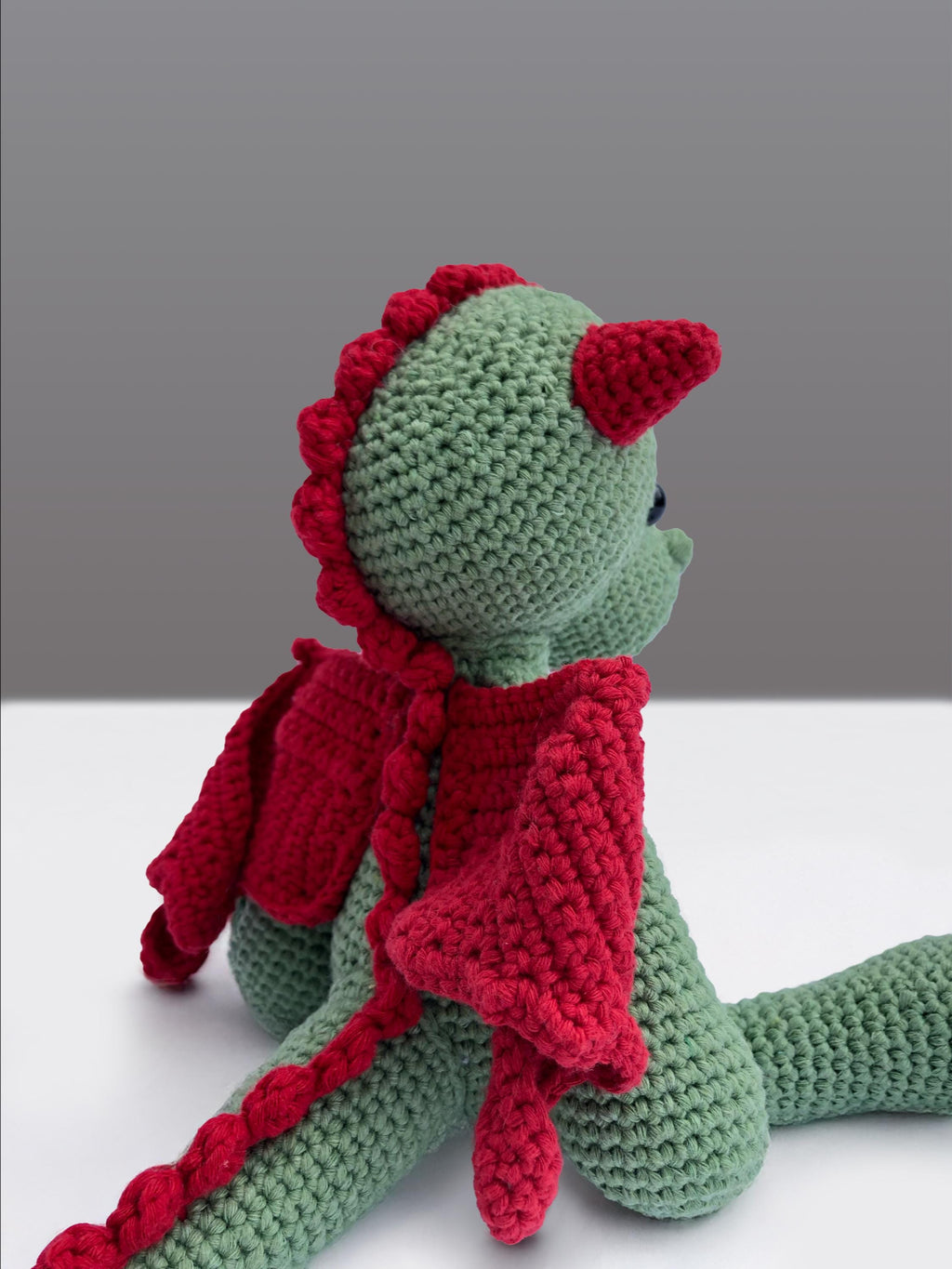 Handgemachter Drache „Galahad“ aus Bio-Baumwolle, gehäkelt in Amigurumi-Kunst, 28cm, kuscheliges Stofftier, Geschenkidee, Unikat