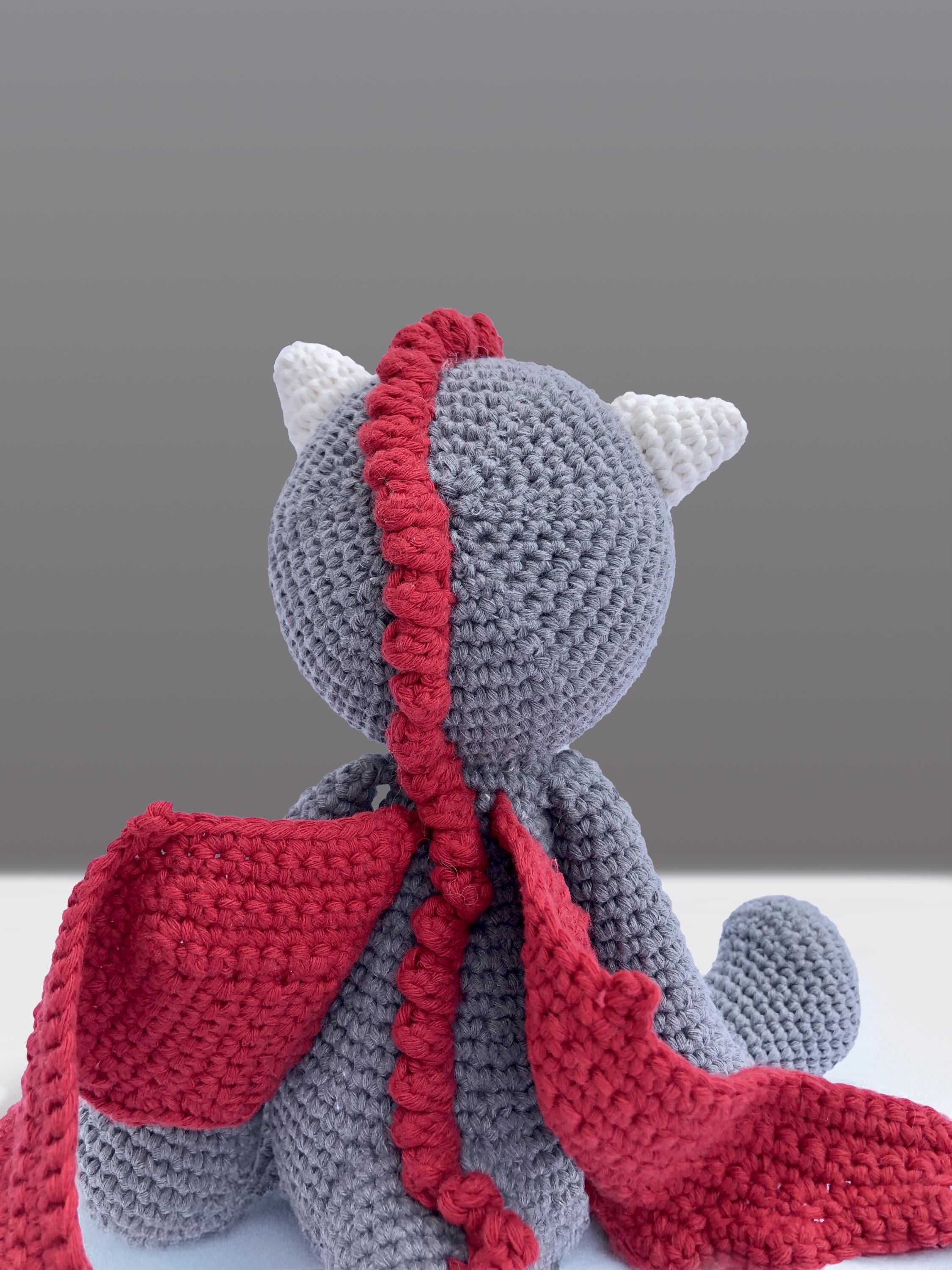 Handgemachter Drache „Galahad“ aus Bio-Baumwolle, gehäkelt in Amigurumi-Kunst, 28cm, kuscheliges Stofftier, Geschenkidee, Unikat