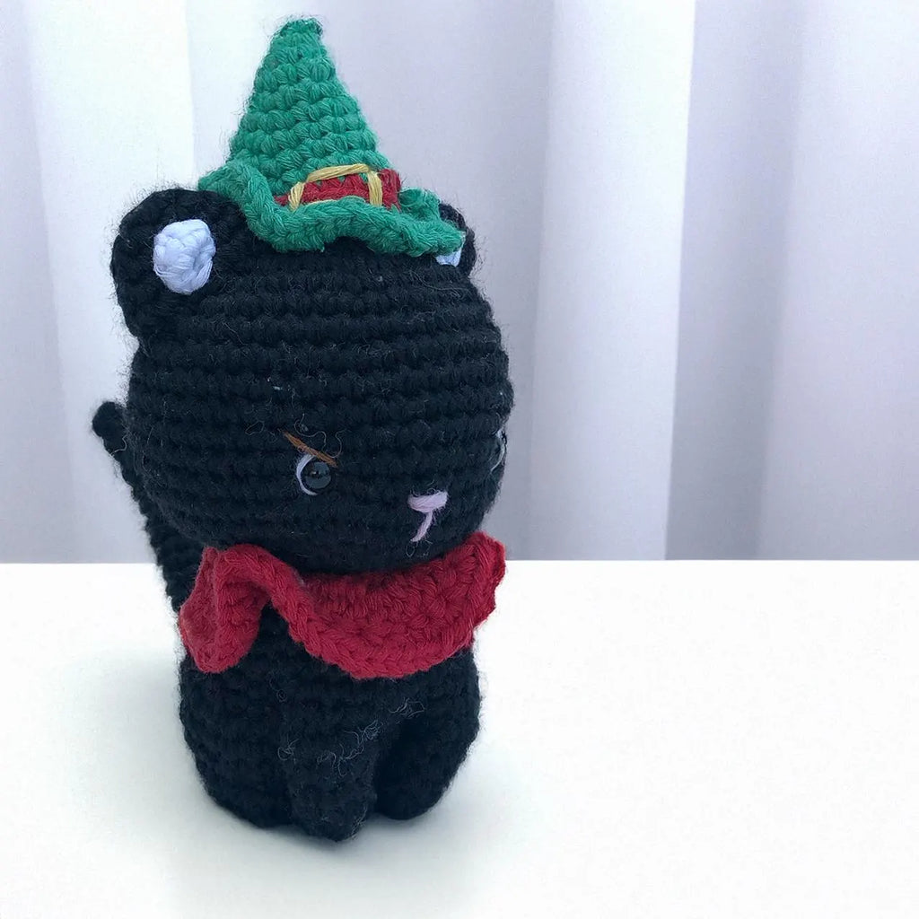 Witchy Amigurumi Katze Schwarz mit Hexenhut, Handgehäkelt aus Bio-Baumwolle, Unikat Stofftier, Geschenkidee, ca. 14 cm, Waschbar