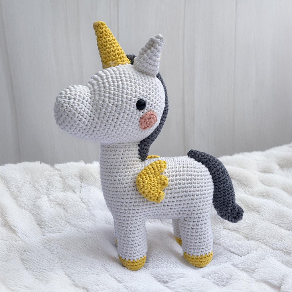 Amigurumi Einhorn „Yuni“ – Handgehäkelt aus Bio-Baumwolle, 26 cm hoch, graue Mähne, gelbe Details, Kuscheltier, Unikat, maschinenwaschbar