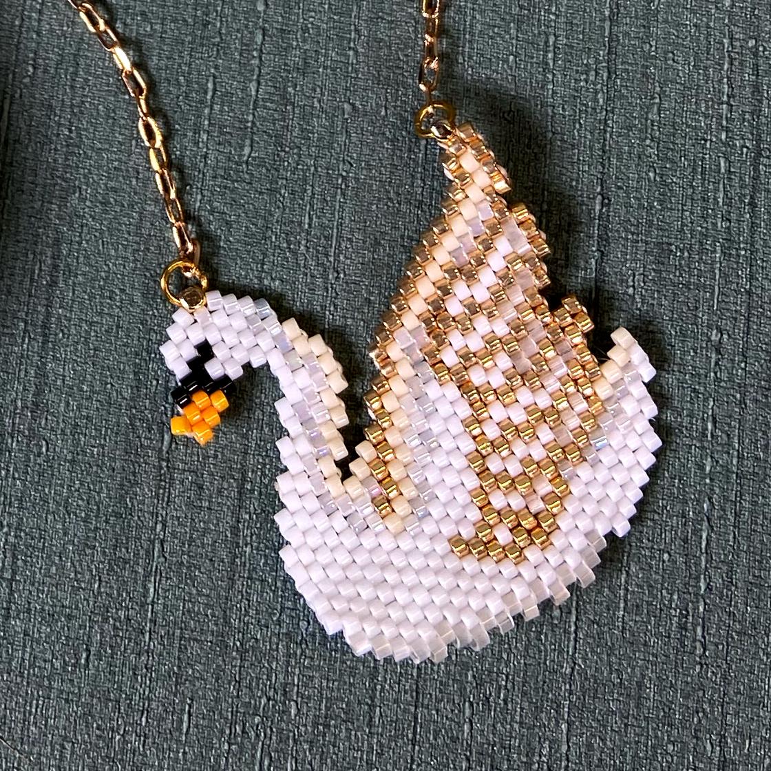 Elegante Miyuki-Perlenkette mit Schwan-Anhänger – handgefertigt