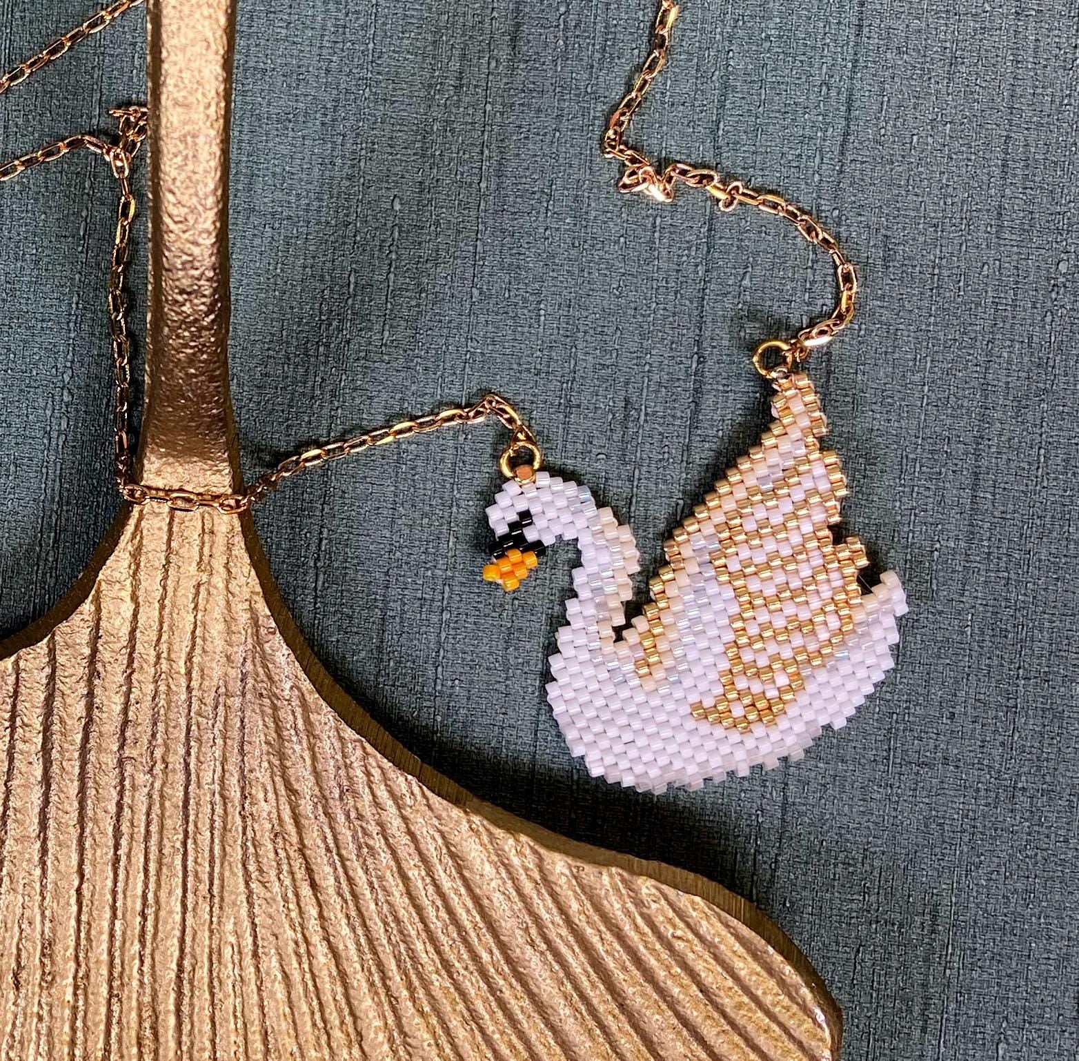 Elegante Miyuki-Perlenkette mit Schwan-Anhänger – handgefertigt