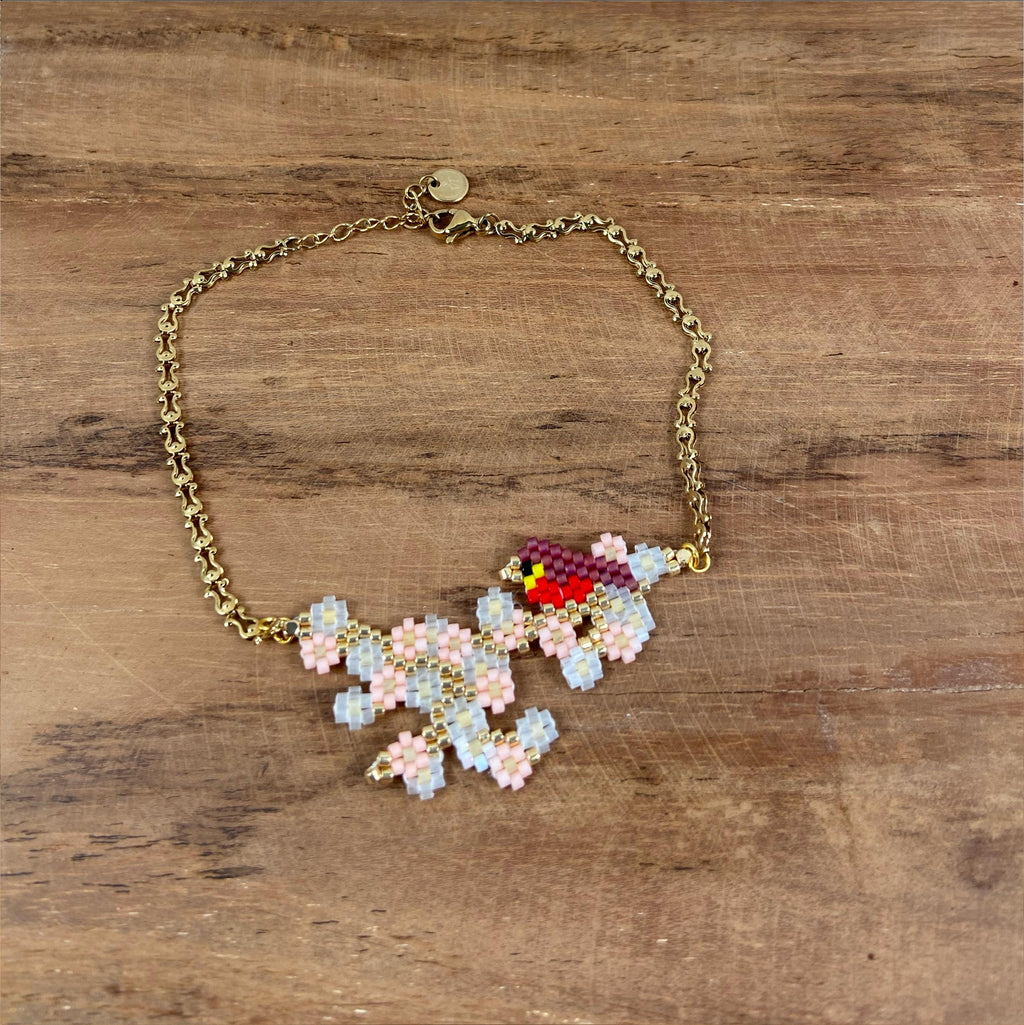 Handgefertigte Armband – Rotkehlchen auf zarten Blüten aus Miyuki-Perlen