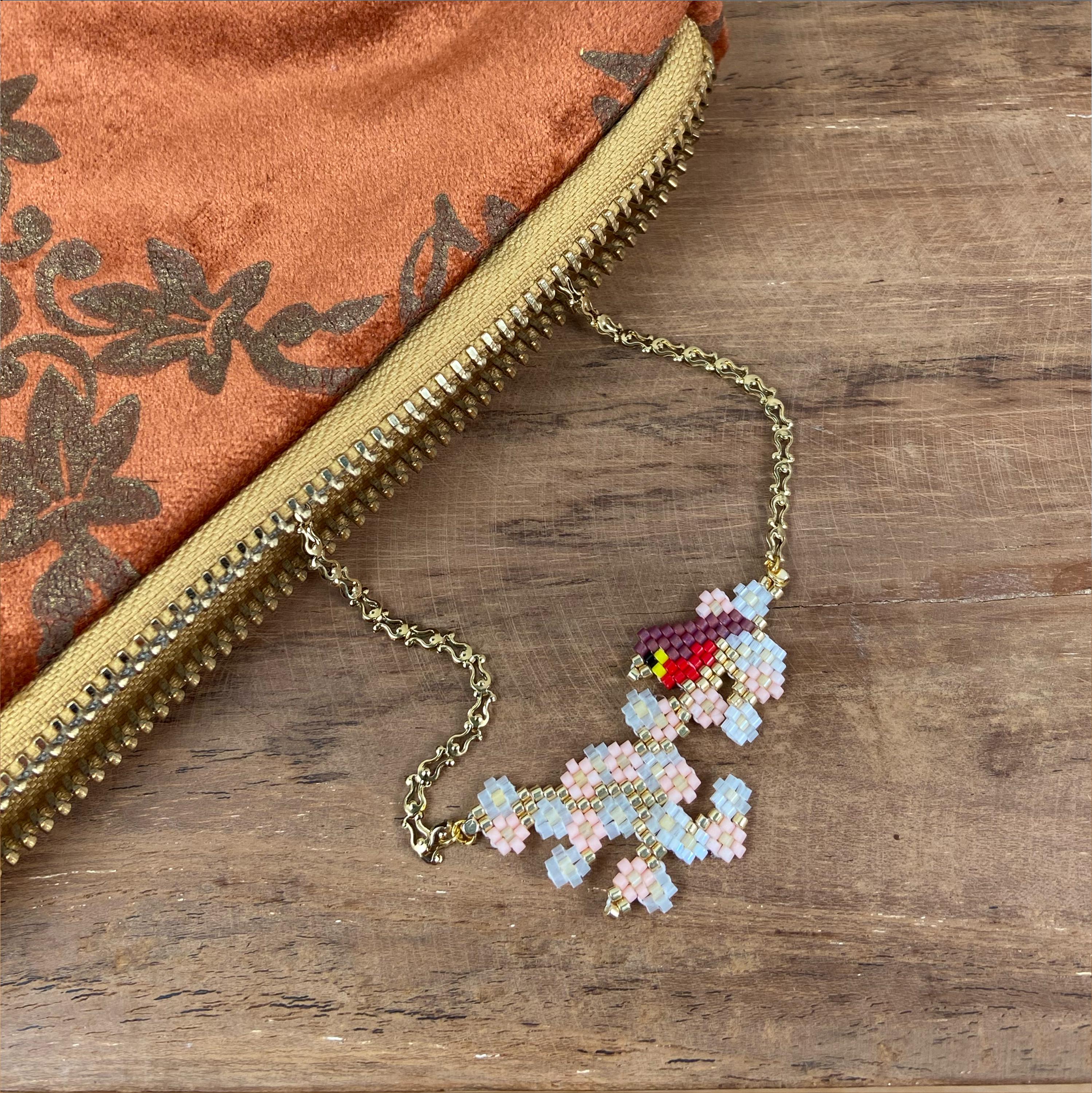 Handgefertigte Armband – Rotkehlchen auf zarten Blüten aus Miyuki-Perlen