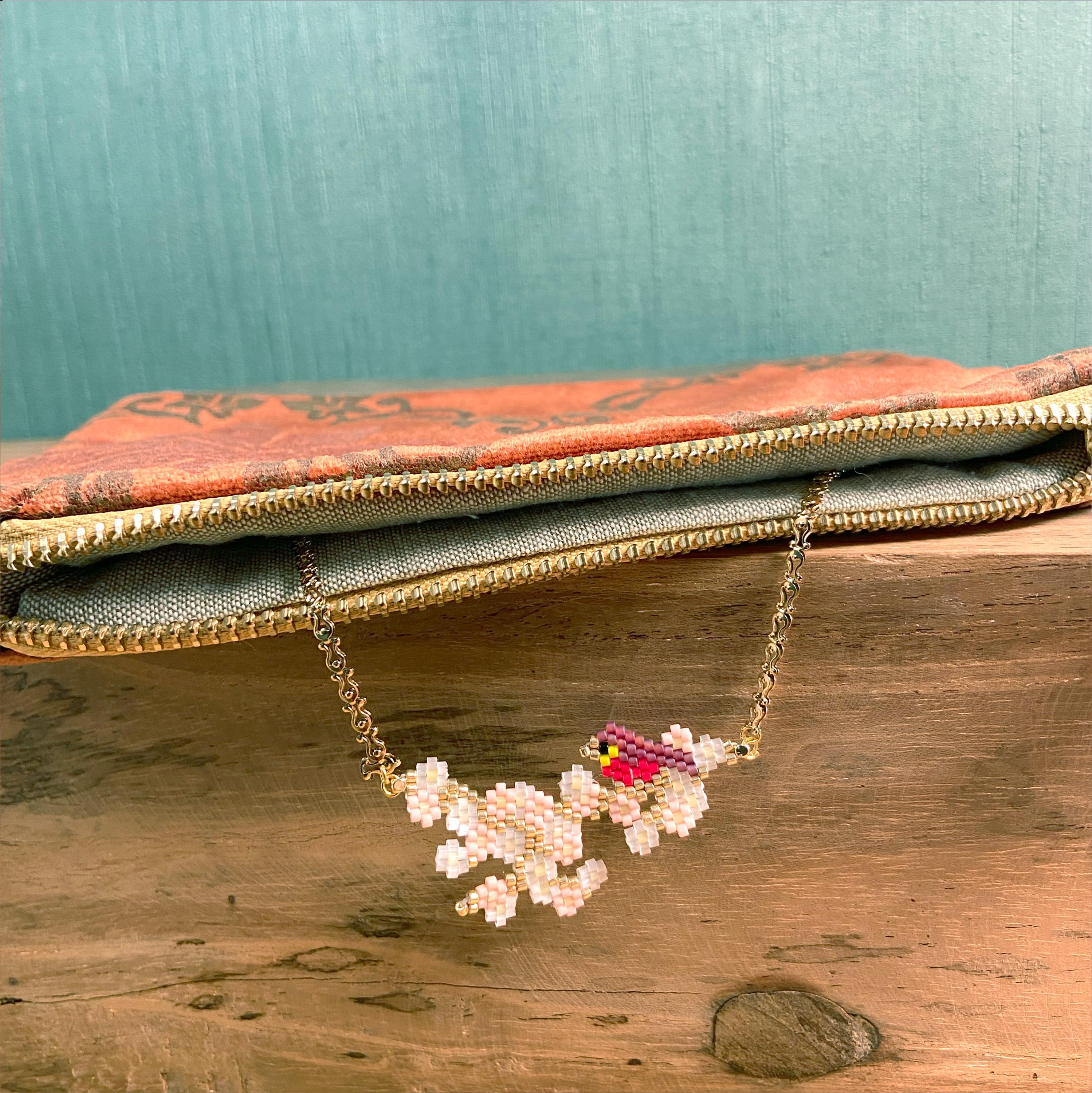 Handgefertigte Armband – Rotkehlchen auf zarten Blüten aus Miyuki-Perlen