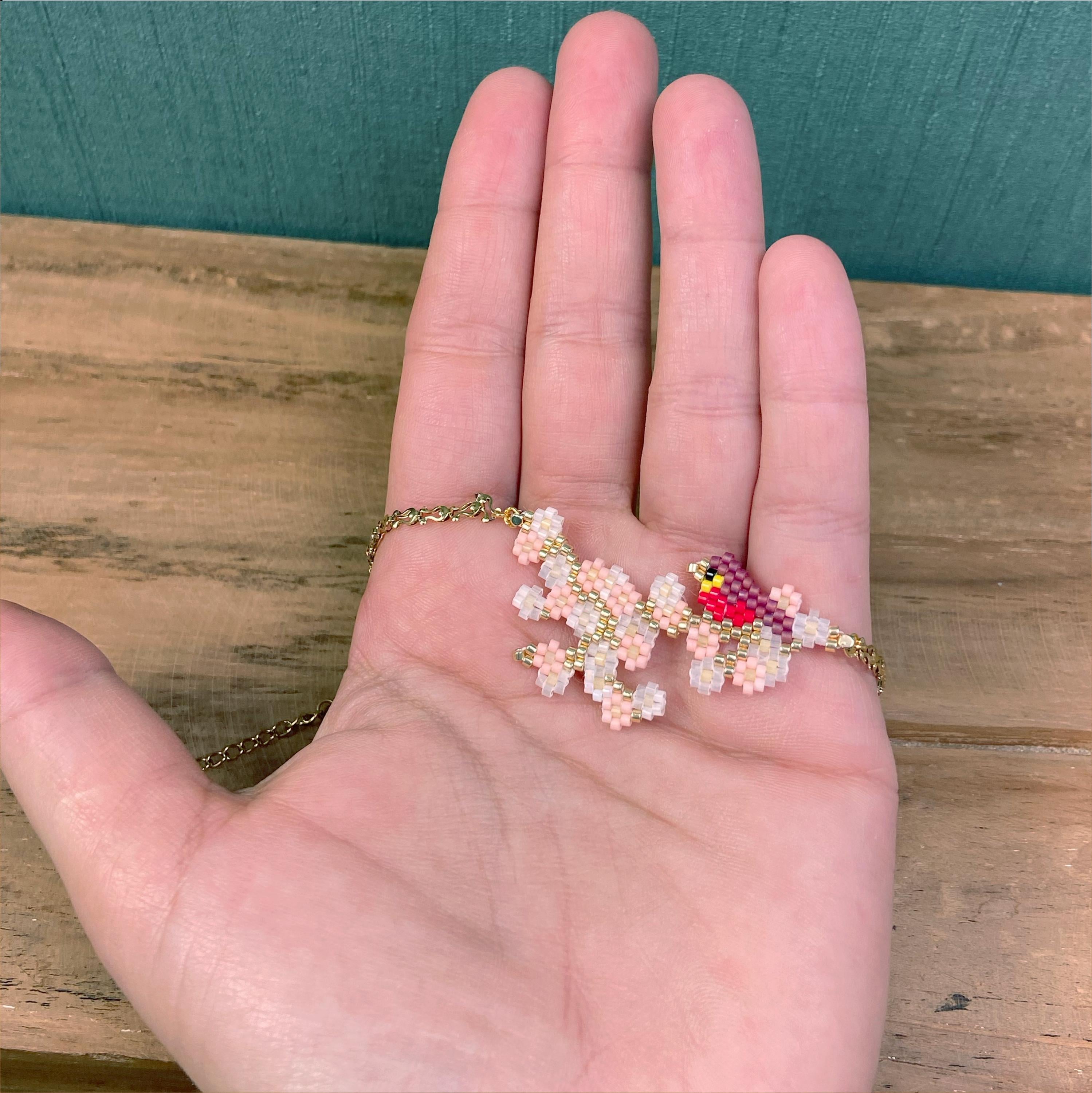 Handgefertigte Armband – Rotkehlchen auf zarten Blüten aus Miyuki-Perlen